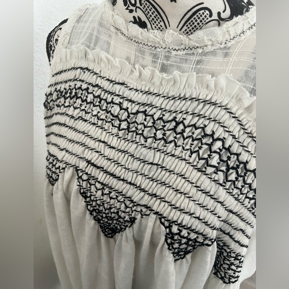 Free People Cream Smocked Boho Blouse XS Embroidered Swing Top Sleeveless - Picture 5 of 12